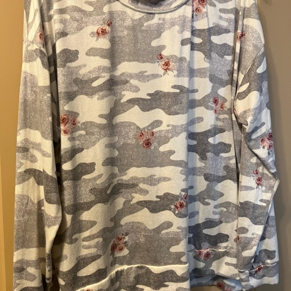 Secret Treasures 2X(18W-20W) Long sleeve Pajama PJ Top, Cream Gray Camo pattern